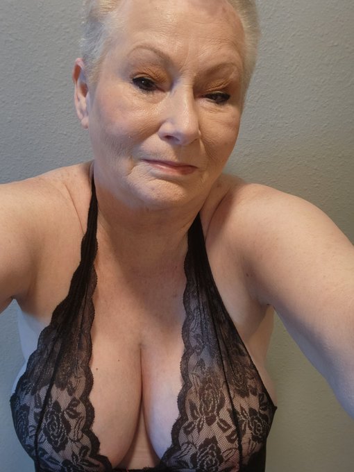 Ladies over the age of 45, with OnlyFans accounts, DM me if you would like me to promote you on my OF