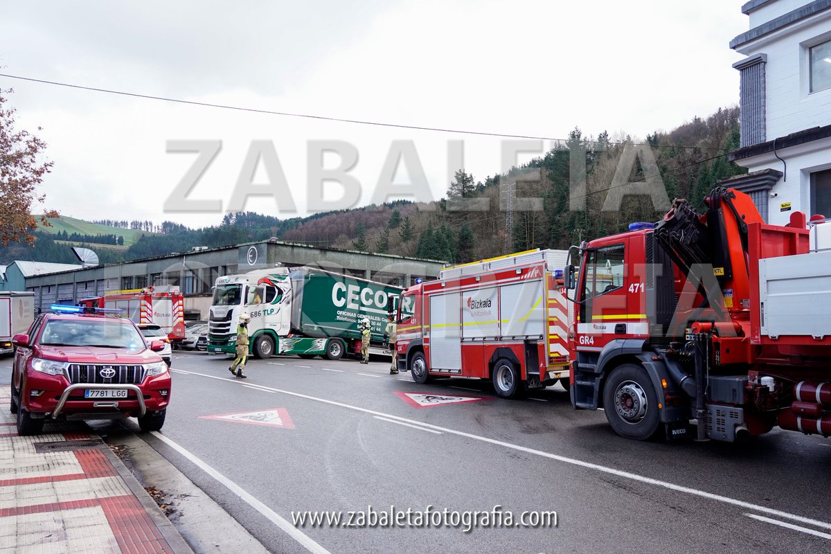 Accidente laboral en Mallabia <a href="/BomberosBizkaia/">Bomberos y Bomberas Bizkaia</a> <a href="/osakidetzaEJGV/">Osakidetza</a> <a href="/ertzaintzaEJGV/">Ertzaintza</a> trabajando en el lugar