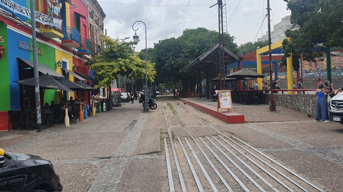 jannewuo's tweet photo. Greetings to #rata2023 from the romantic railway platform and level crossing at La Boca, Buenos Aires https://t.co/xb9CSOabxh