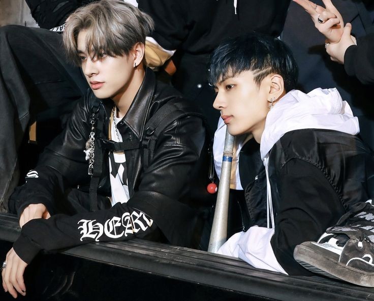 junbiyu's tweet photo. bff and bf pt.2
   a enhypen jake and jay fewtweets au. https://t.co/vKBPQsDyFL
