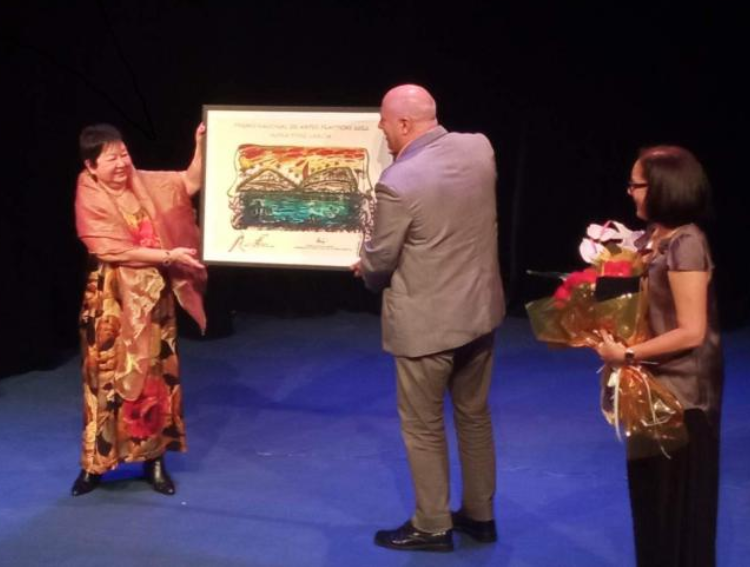EmbaCubaFrancia's tweet photo. 👏Ses œuvres ont été présentées dans une trentaine de pays.
La talentueuse artiste cubaine d'origine chinoise, #FloraFong a reçu le Prix National des Arts Plastiques 2022, une reconnaissance bien méritée de sa carrière.
La cérémonie a eu lieu au Musée national des beaux-arts. https://t.co/hQl8Sqnczv