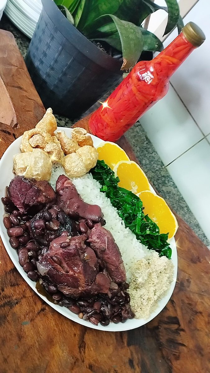 mednasoares's tweet photo. Hoje ela brilha 🥗#Fejoada https://t.co/6IMUtlmGDX