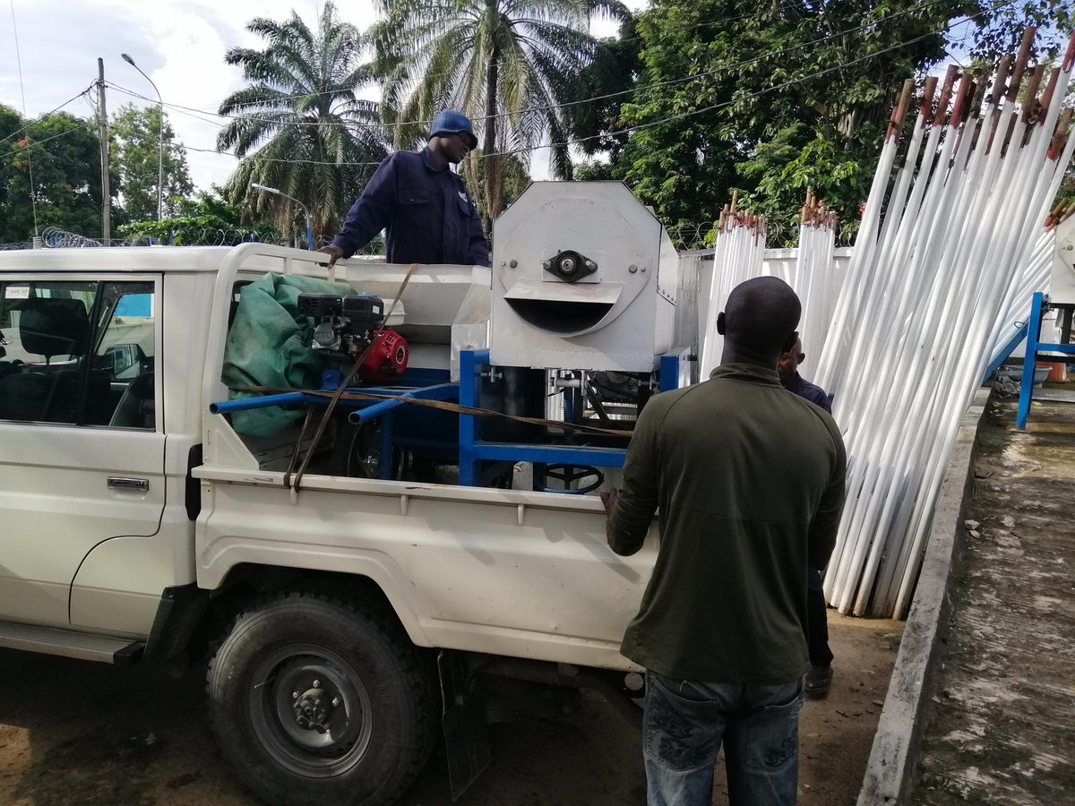 PamCongo's tweet photo. 15 râpes et 5 semouleurs fabriqués par les artisans formés par @WFP_CERFAM, bientôt distribués aux petits producteurs du #ProManioc 🇪🇺!
Ces équipements de transformation du manioc permettront de réduire la pénibilité du travail et d'augmenter la productivité des 👩🏾🌾de la Bouenza https://t.co/ALMMtsXAME