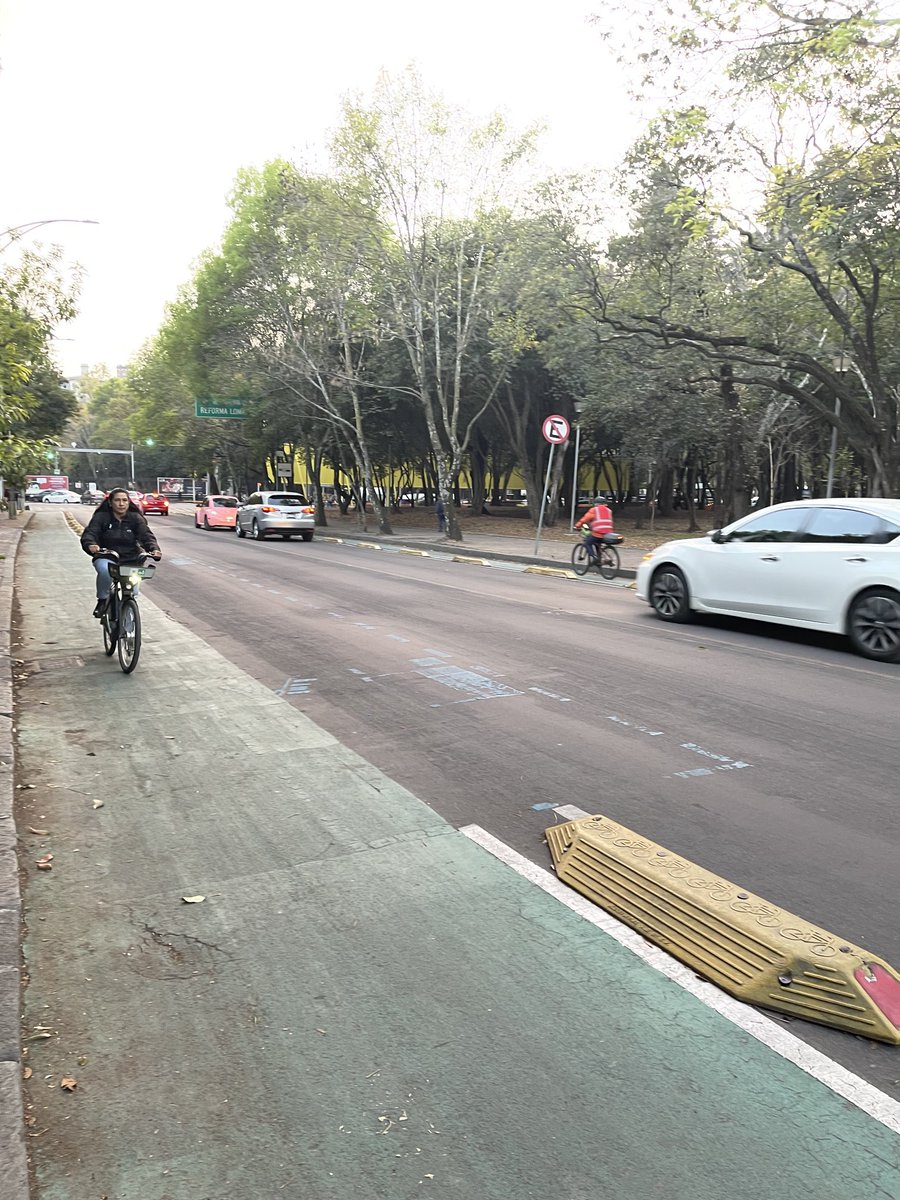 Now this is what I call a bike lane. 🚲 

Mexico City, a model for #Seabikes!
I hear these curb separators are coming to Seattle. Anyone seen any yet?