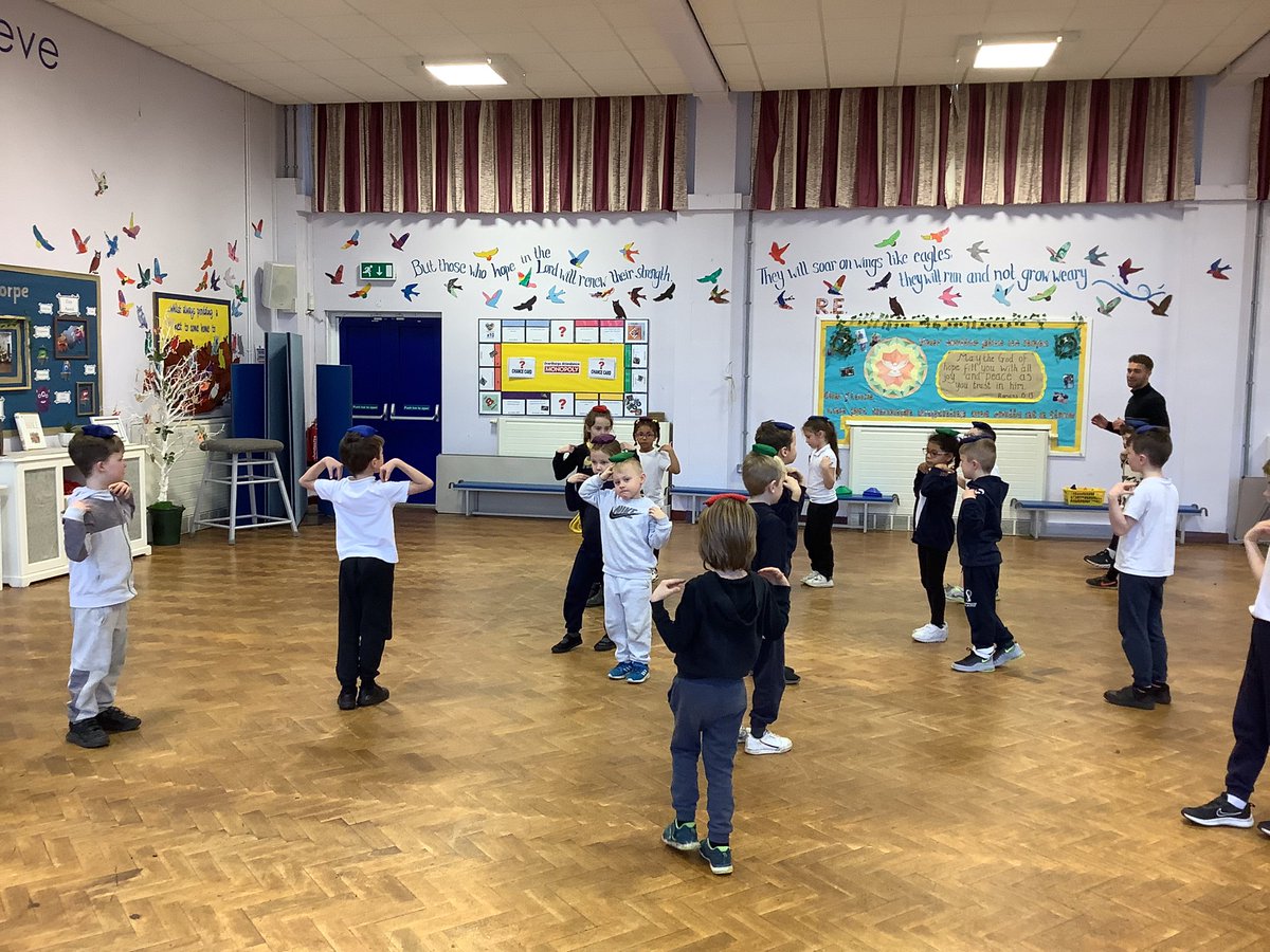 O_Year_1_2's tweet photo. Snow leopards are learning some amazing new skills during our PE session with the PE coach @O_Year_1_2 @Overthorpe_Acad #curriculum @AcademyLc6 https://t.co/hRJmXOS1k3