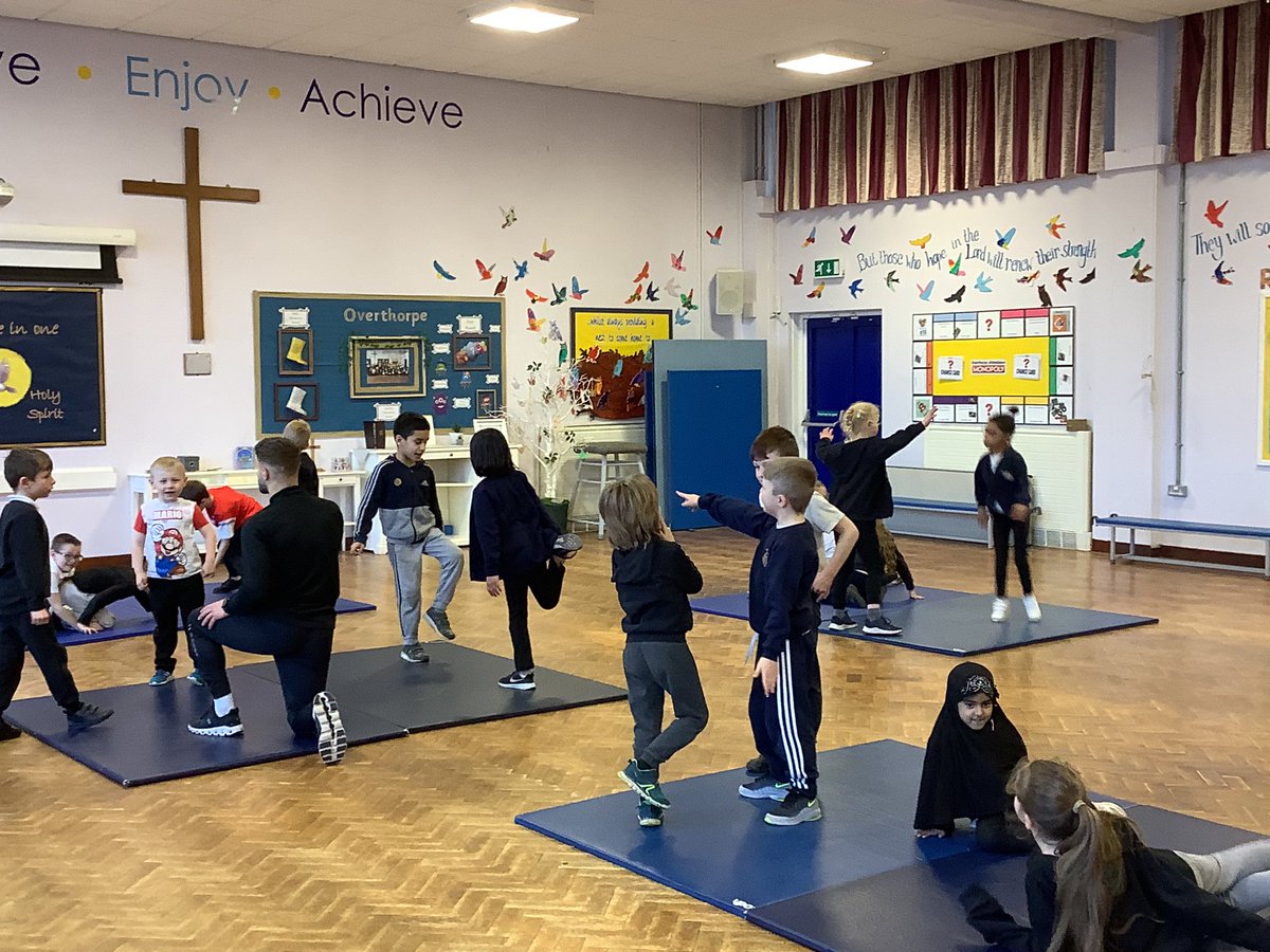Snow leopards are learning some amazing new skills during our PE session with the PE coach <a href="/O_Year_1_2/">Year 1-2</a> <a href="/Overthorpe_Acad/">Overthorpe C of E</a> #curriculum <a href="/AcademyLc6/">LC6Academy</a>