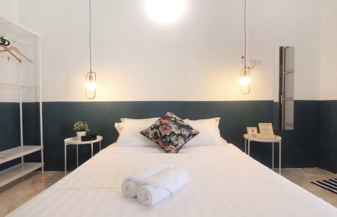 Nice Airbnb di Taiping! Rumah dia besar giler guys, siap ada small pool lagi. Private. Memang best giler kalau korang bercuti dengan family dekat sini. Petang-petang boleh tasik Taiping. Tenang habis. 🤩😍

📍Jiran 58, Taiping, Perak