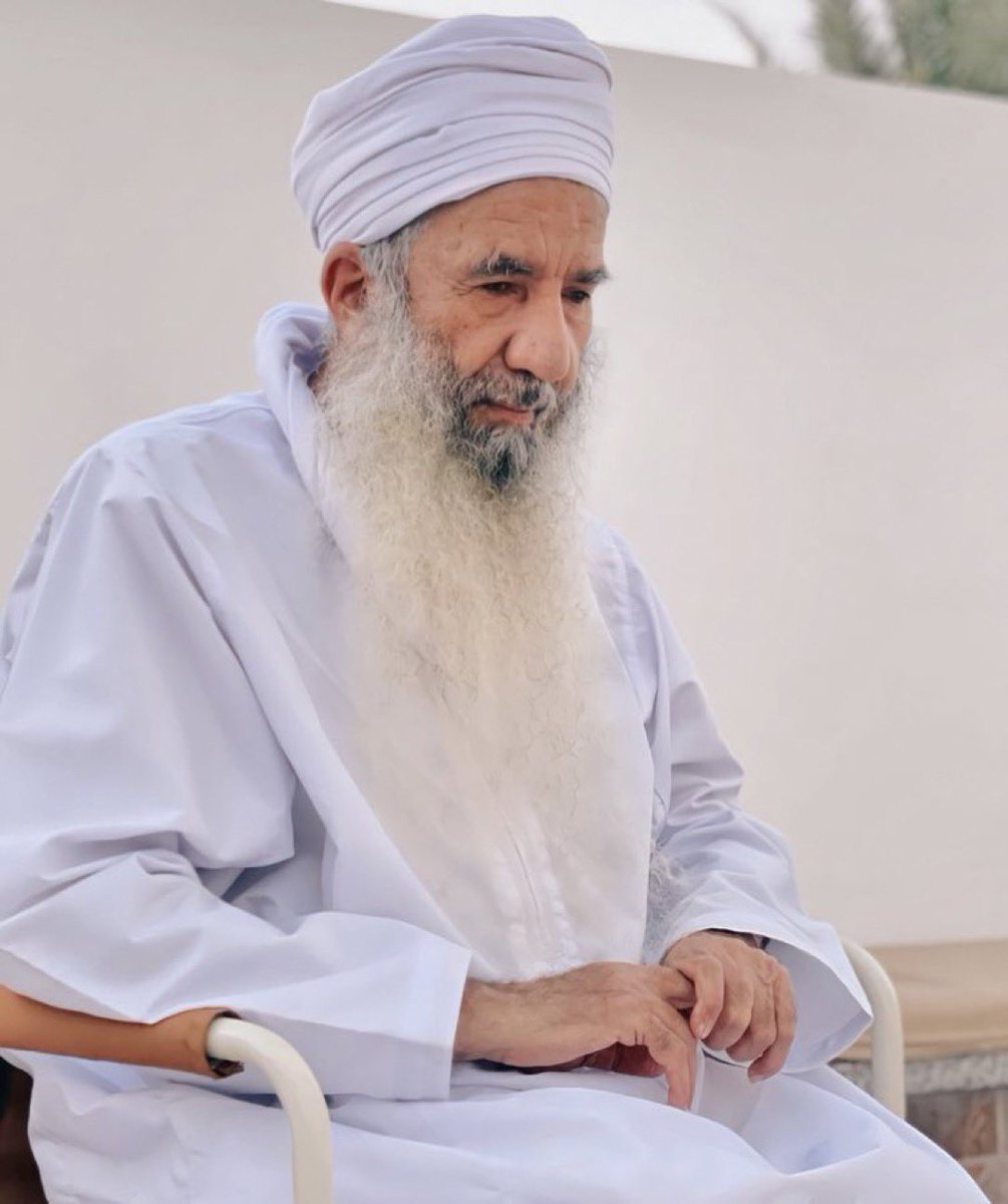 Khalifa_Alhinai's tweet photo. من أراد رؤيةَ وجهٍ يُمطرُ، وهو ليس على هيئةِ غيمةٍ، وإنما على هيئةِ نورٍ، فلينظرْ إلى وجهِ هذا الغيثِ النّوراني. https://t.co/V7uWq5RP9o