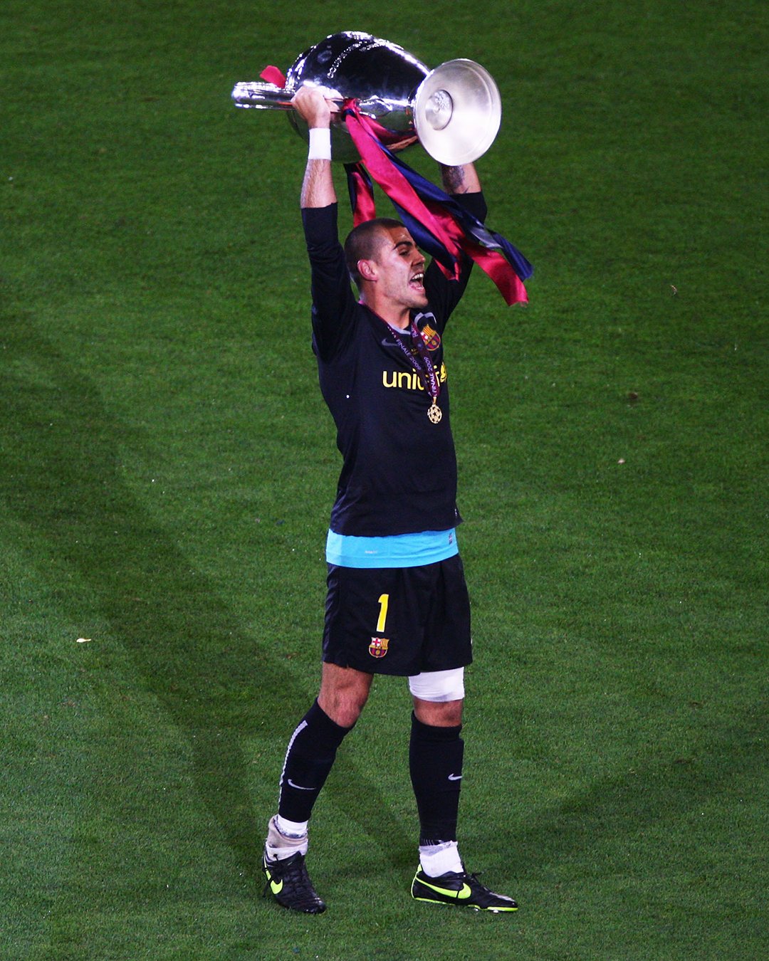 \"Happy birthday to three-time winner, Víctor Valdés! - messageed by: 