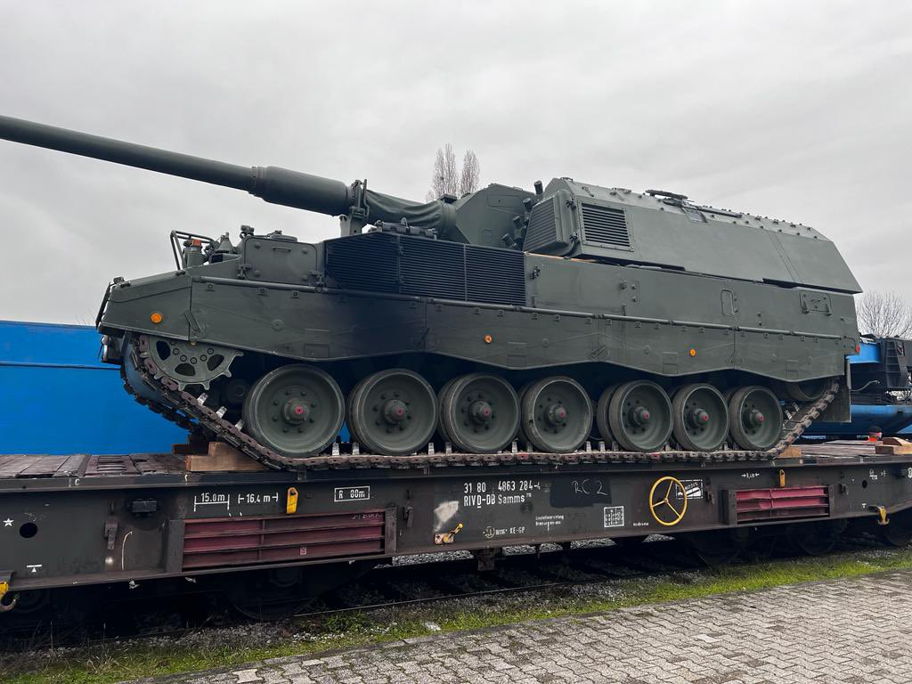 HRvojnik's tweet photo. Pripreme za odlazak 11. HRVCON-a u #NATO aktivnost #eFPBG u Poljsku. Ukrcaj tehnike i moćnih #PZH2000 #hrvatskavojska #osrh https://t.co/tKVqAfCFd6