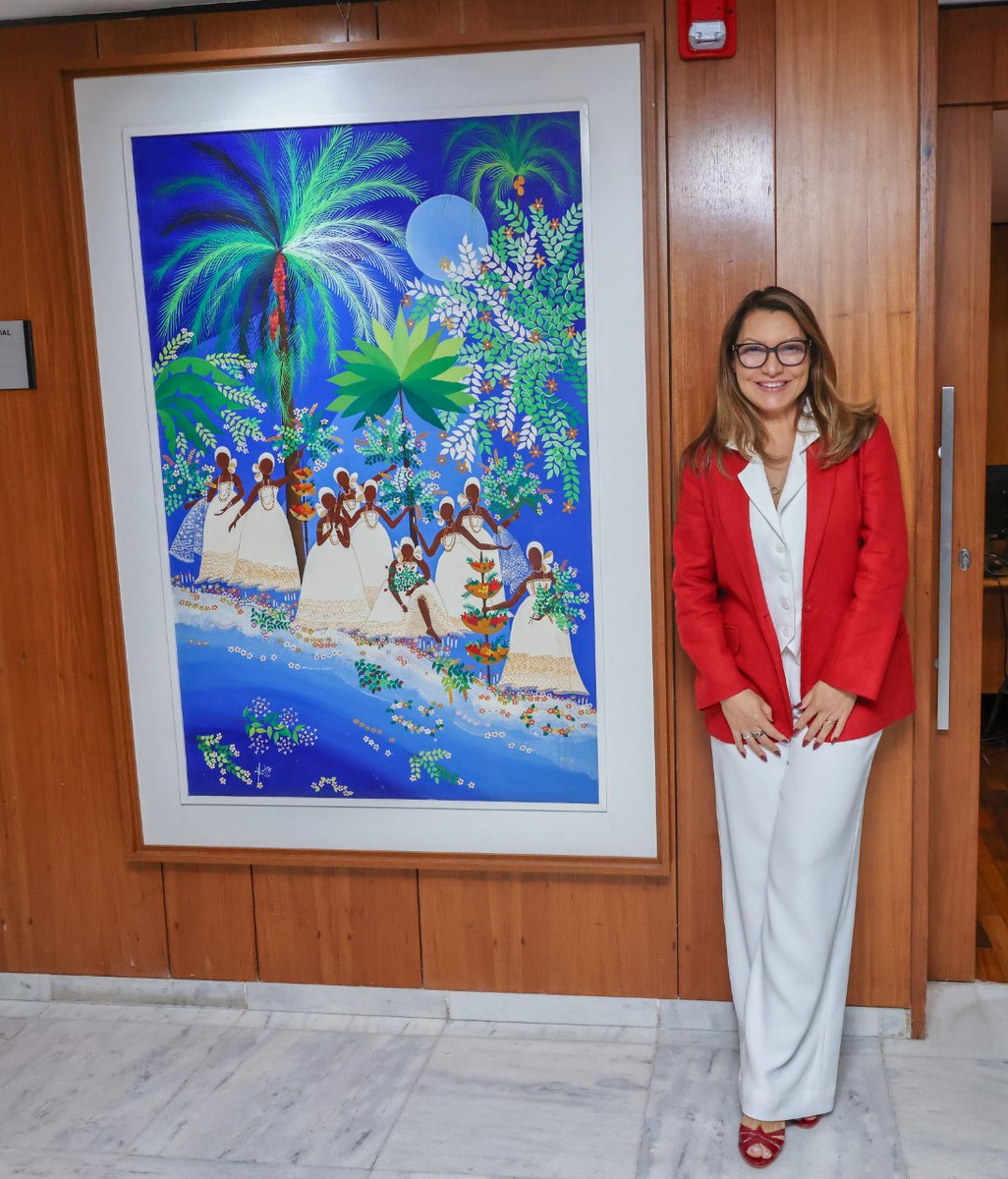 Mais cores e brasilidade no Palácio do Planalto!
Esta obra da artista amazonense Mady Benzecry, que retrata a força da ancestralidade feminina, está exposta agora na entrada do meu gabinete. Inspiração para trabalhar muito pela valorização da cultura brasileira.
📸Claudio Kbene