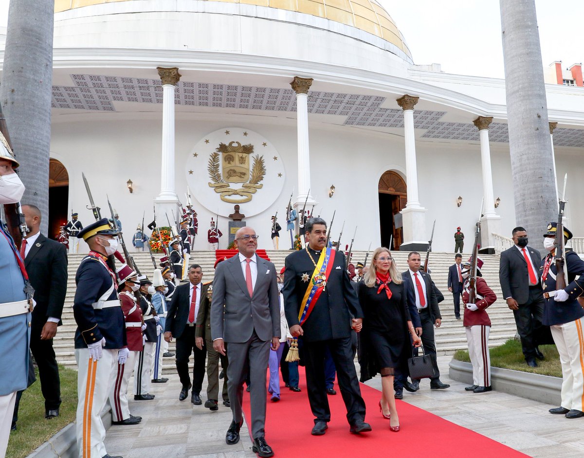 NicolasMaduro's tweet photo. El pueblo debe saber que desde el 2015, el imperialismo y sus lacayos extremistas le provocaron pérdidas a Venezuela, por el orden de los 411 millones de dólares diarios. El robo más grande que se ha hecho en esta tierra, desde la conquista española. https://t.co/b8m0ARxsKd