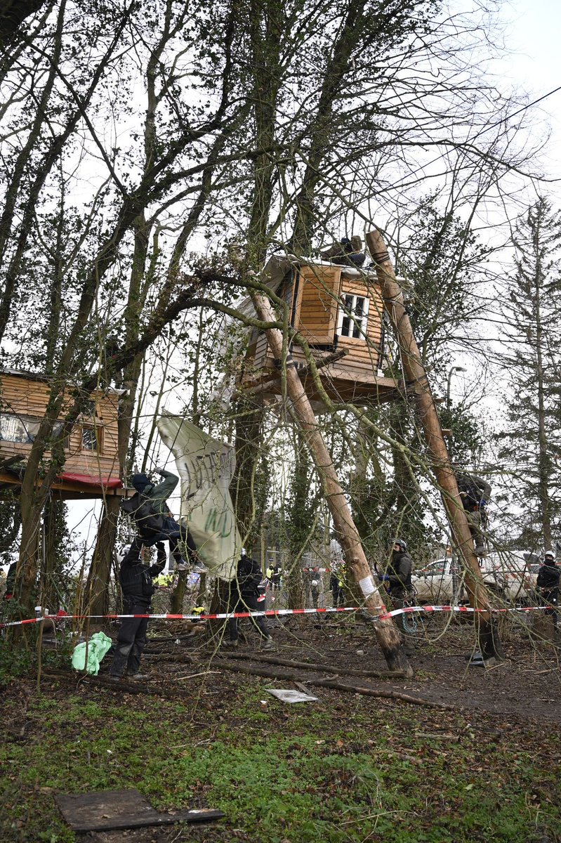 Ti_Wag's tweet photo. Es ist unfassbar wie gefährlich und fahrlässig die Räumung in #Luetzerath abläuft. Eben wurde ein Sicherungsseil einer Hütte im Wäldchen durchtrennt, woraufhin diese fast umfiel. Auf der Hütte saß ein Mensch. https://t.co/6utZ0BycYS