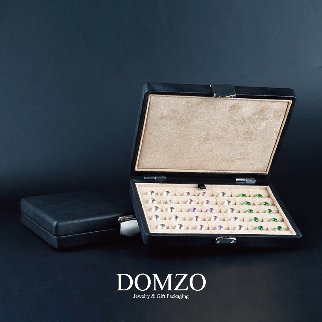 High class PU leather wooden jewelry boxes for diamonds and gems. 💎💍👑

#domzo #domzopak #jewelry #joyeria #gift #jewelrybox #jewelrypackaging #premium #luxury #packaging #packagingbox #manufacturer #factory #highquality #woodenbox #diamond #gem #puleather