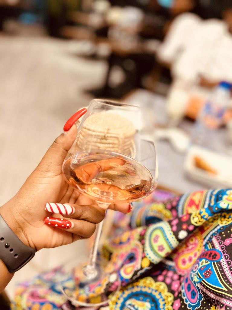 Wakaholic_nurse's tweet image. Since I don commot hand for love matter, I just dey glowwww😄