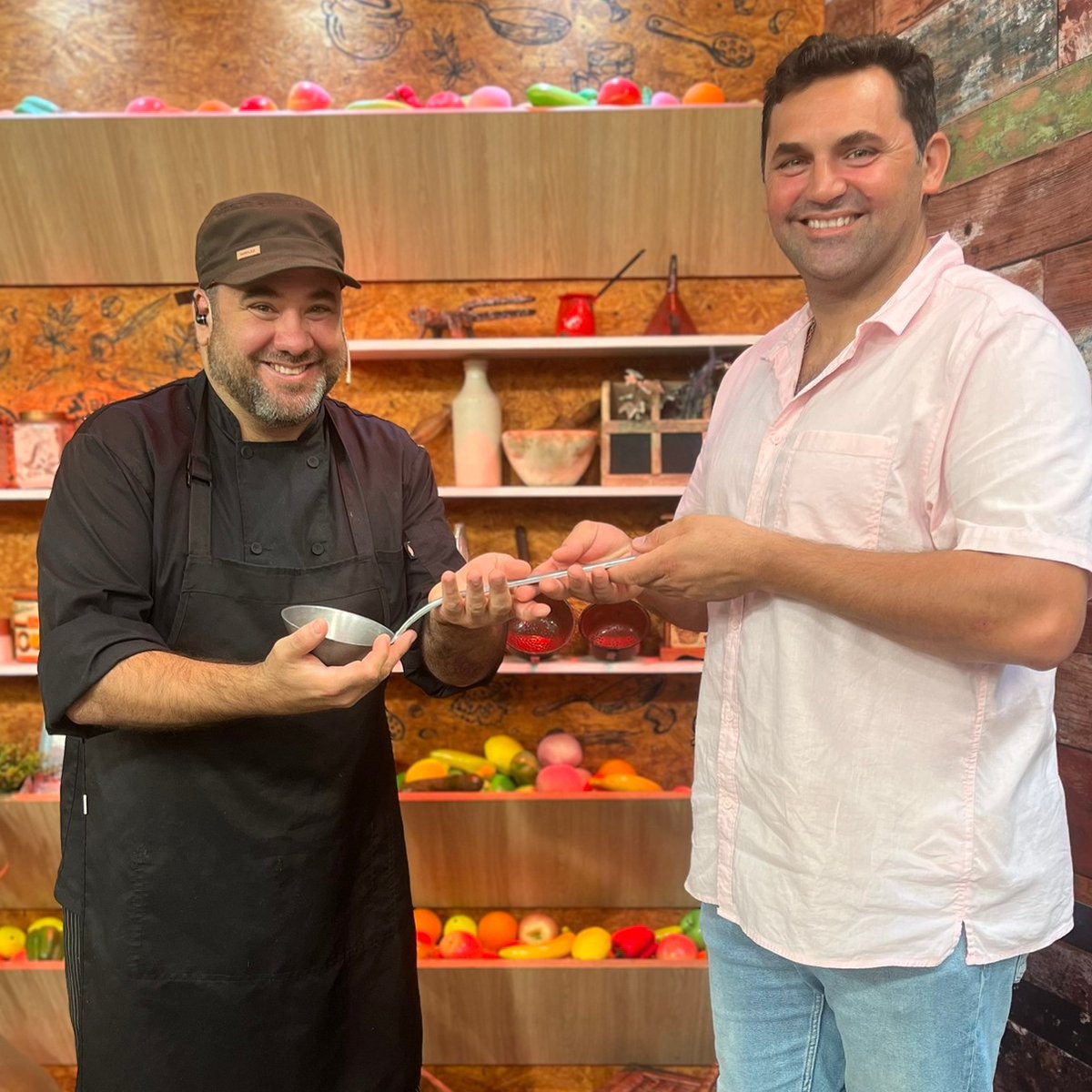 VamoArriba4's tweet photo. ¡Bienvenido!🙌 Nuestro querido Marcelo Bornio le pasa la posta al gran @Nilson_Chef quien nos va a estar cocinando por unos días 👨‍🍳😋 https://t.co/WiKZlLTly7