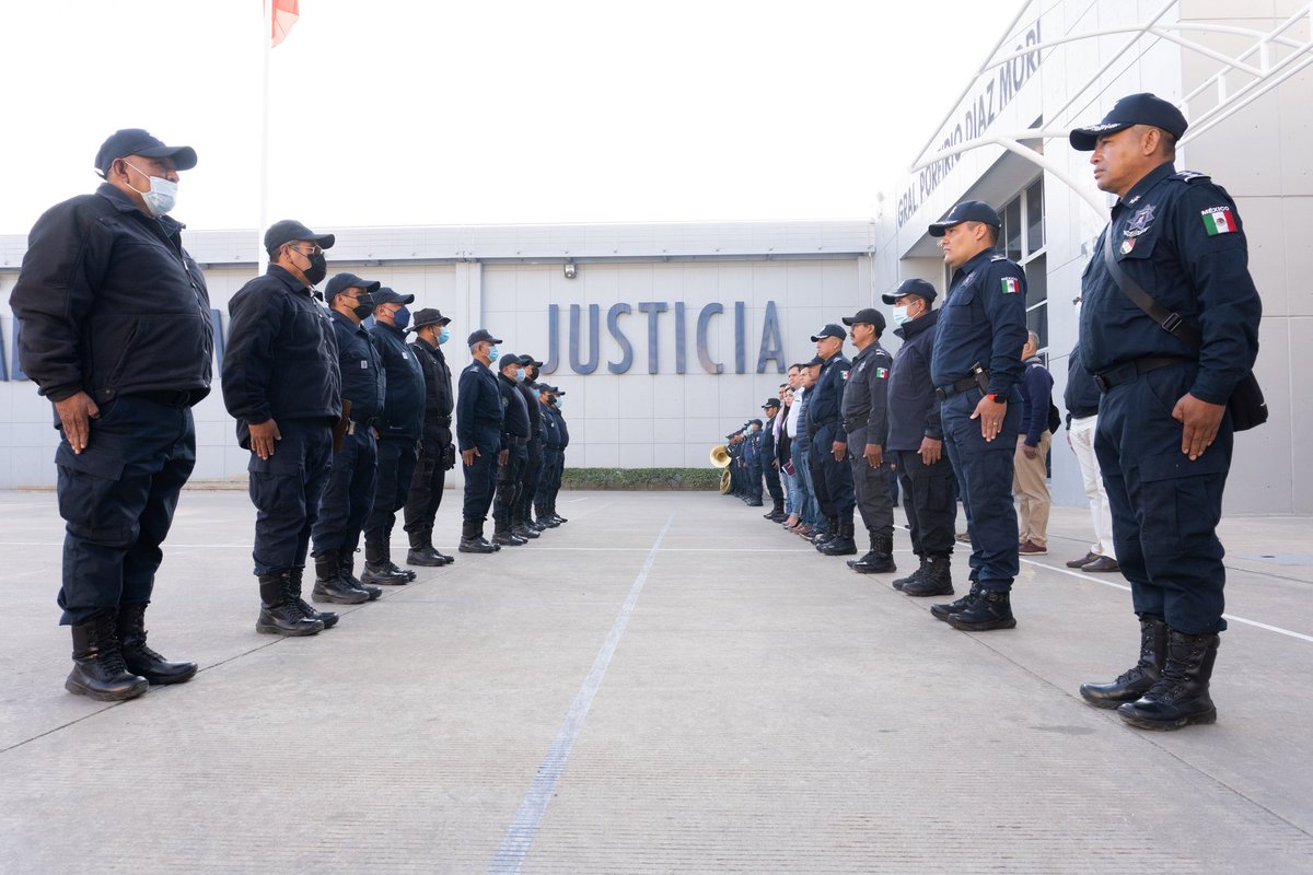 Omayorsspc's tweet photo. La dignificación policial es una de las prioridades del Gdor. @salomonj; por ello, en representación del Srio. @IvanGarcia_A, el Oficial Mayor @laloximeneztux, acudió este día al Cuartel de @Policia_GobOax para escuchar las necesidades e inquietudes de las y los policías. https://t.co/P5jR3Uetrb