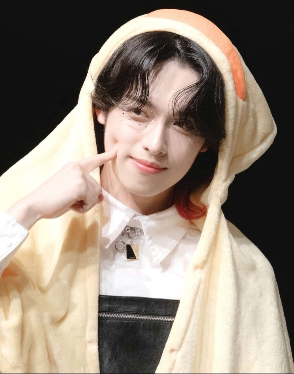 С днем рождения Гаончик ! Будь ,наша звёздочка , счастлив и всегда хорош собой. Люби, твори, мечтай, воплощай свои мысли в успех, совершенствуй себя и этот мир, лови позитив и радость каждого момента🖤🖤🖤.
#xdinaryheroes #Gaon #kpop #JYP #Villains