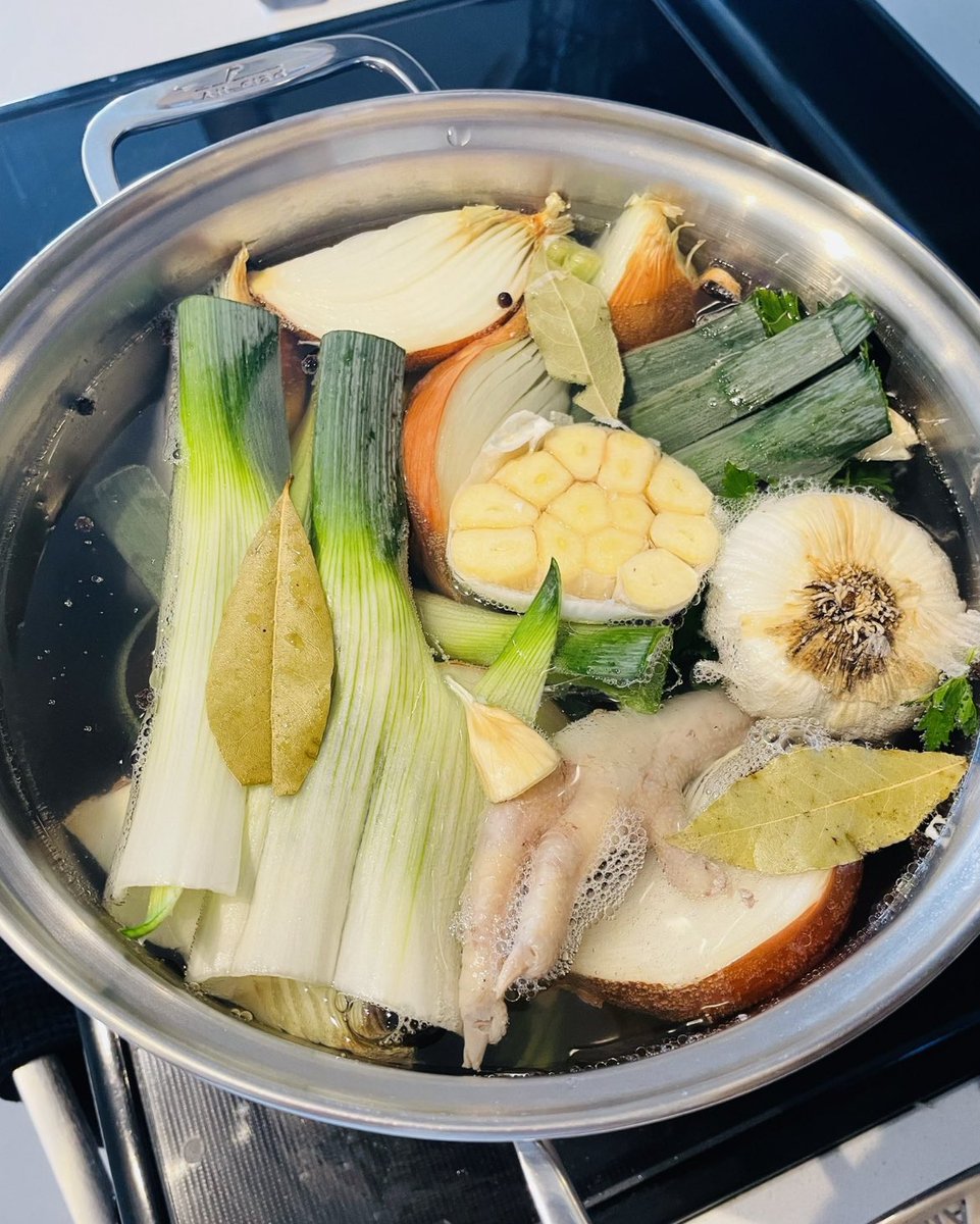 A GUIDE TO FRESH HERBS

Their health benefits and their uses

(Thread) https://t.co/AYqVgYMsw1