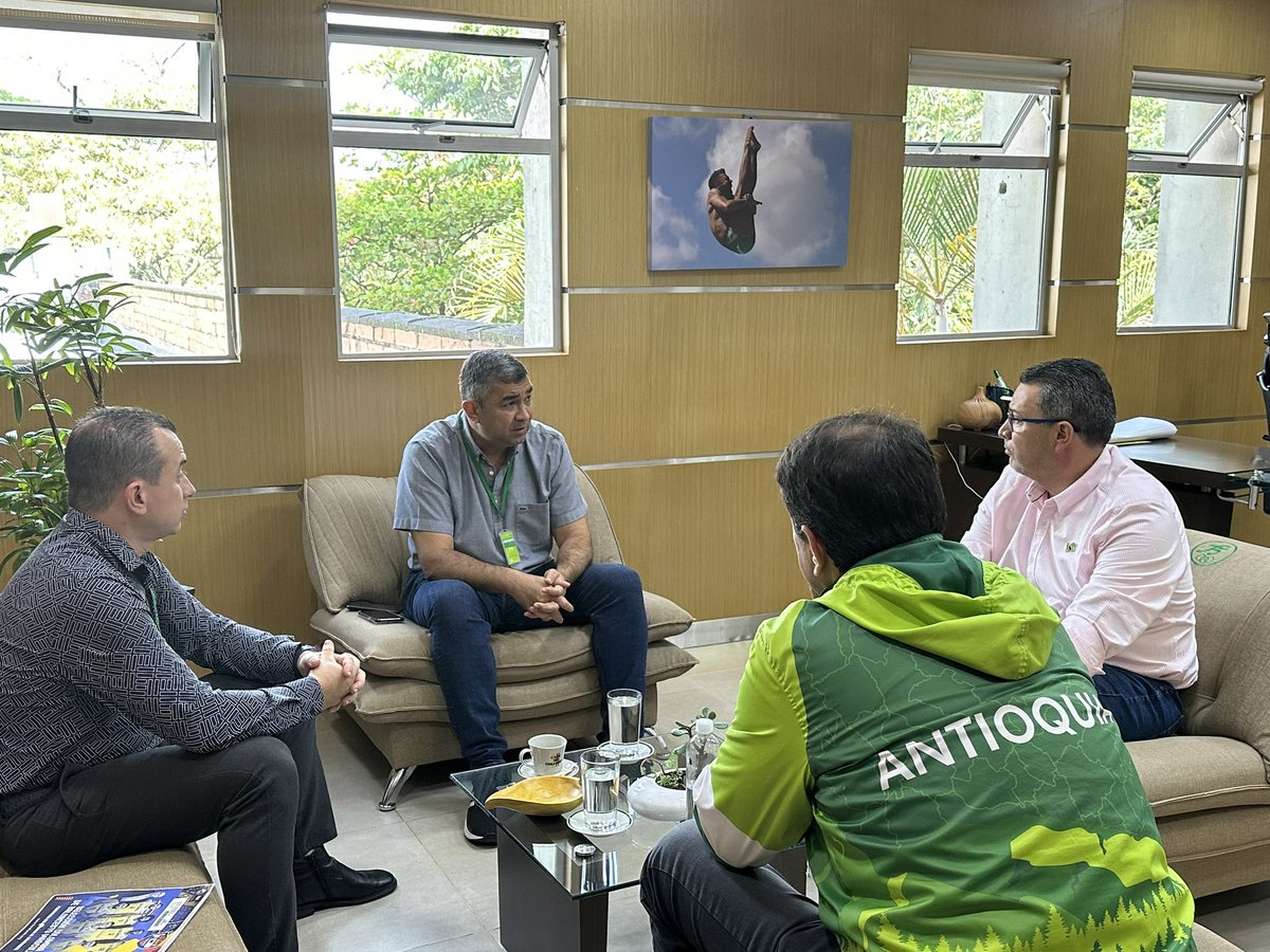 carlosiuribe's tweet photo. Empezamos el día reunidos con John Mario Tejada, comisionado de la División Profesional de Baloncesto de Colombia @DPB_Colombia, para explorar la posibilidad de que Antioquia sea sede de dos partidos de clasificación para la Copa del Mundo de Baloncesto 2023 🏀⛹️‍♀️. https://t.co/nU7YWKgDfw
