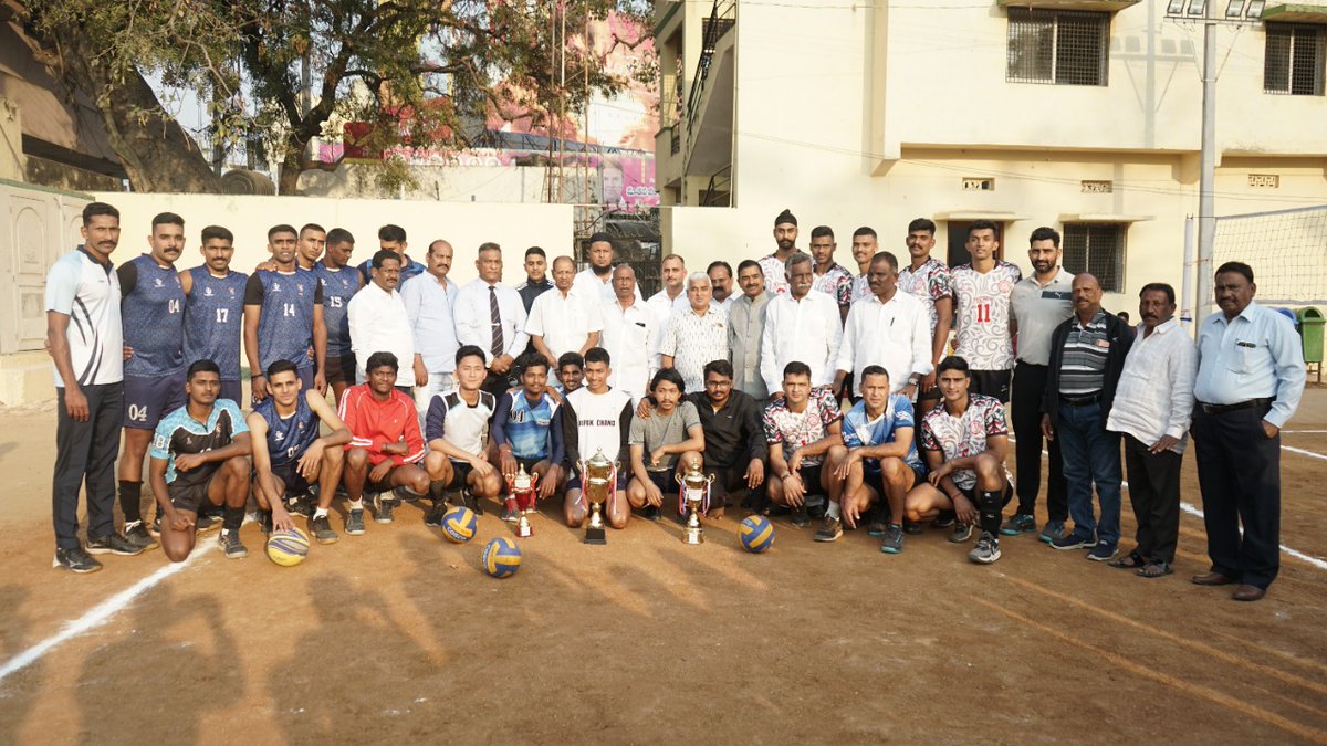 dprohyd's tweet photo. Village Outreach program : Indian Army

@  Army Day 2023 
1 EME Centre Secunderabad   
#ArmySportsControlBoard  #Telangana &amp; Andhra Sub Area #TASA

  Organized a mega Volleyball Exhibition match on 13 Jan 2023 @ Bowanpally, Secunderabad https://t.co/mgigeSAJNp