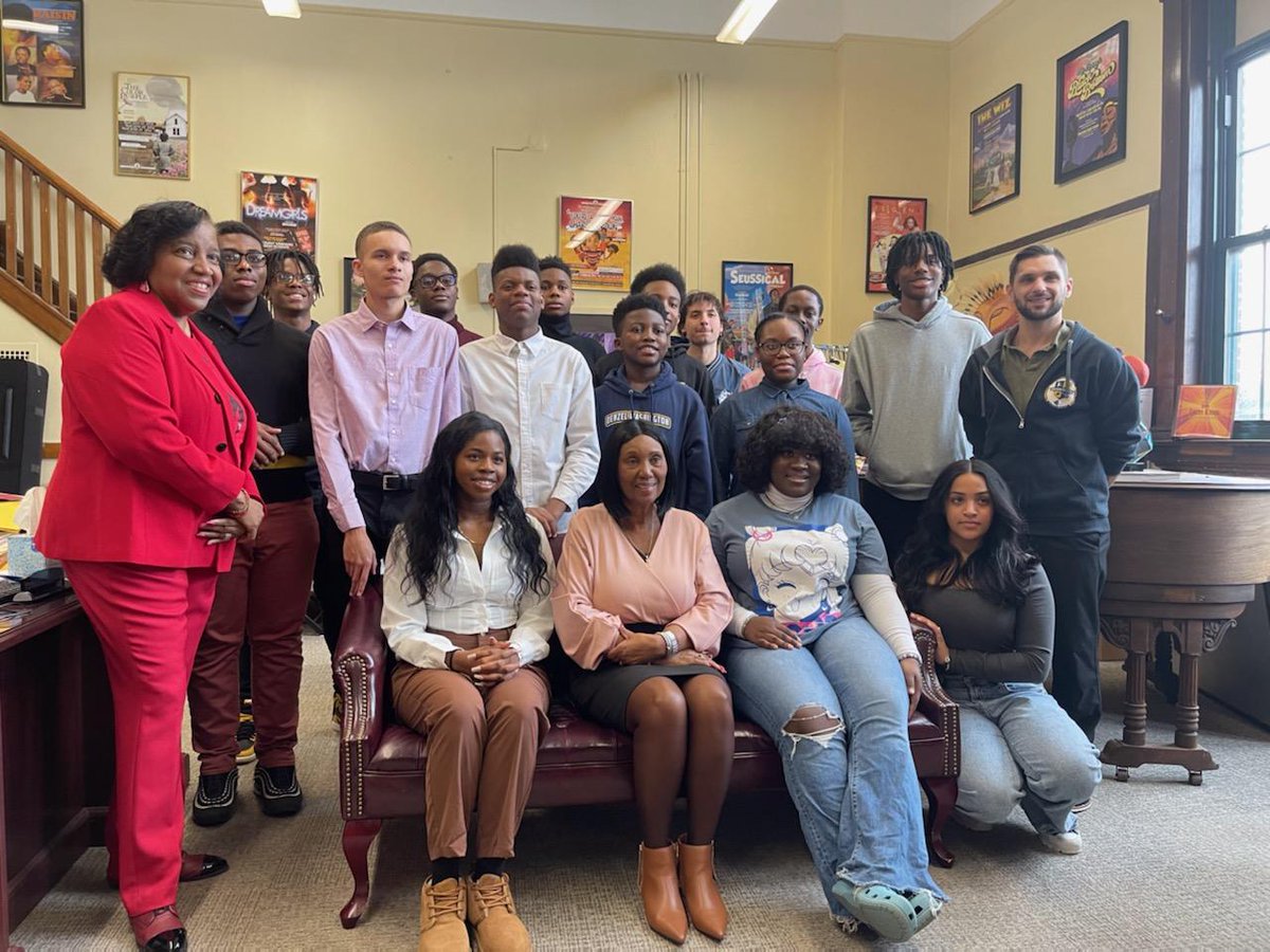 drbcatmvcsd's tweet photo. Visiting with the cast of A Soldier's Play at Denzel Washington School of the Arts. I enjoy sharing moments like these with our scholars. #MountVernonStrong #mvcsd https://t.co/brmfkjECgQ