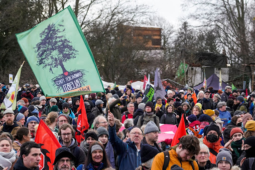 GreenpeaceUK's tweet photo. 💚 We stand in solidarity with the brave activists in Germany who are currently being removed from #Lützerath.

These activists are trying to stop the fossil criminal &amp; mine owner @RWE_AG from destroying an ENTIRE village to get more coal.
 
#AlleDörferBleiben
[1/2] 🧵 https://t.co/XFs5kvu2Nr