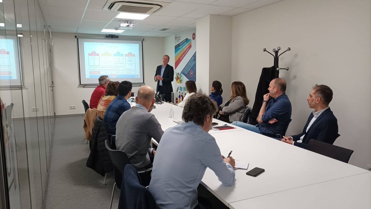 NASERTIC's tweet photo. #NASERTIC con la I+D+i
Hoy profesionales del Centro @biocrucesHRI BIOEF y @osakidetzaEJGV han visitado el CPD y CSM de @NASERTIC con el fin de conocer mejor el funcionamiento y la gestión de estas infraestructuras y la labor que se desempeña en ellas para toda la región navarra https://t.co/B5n1K0wuaI