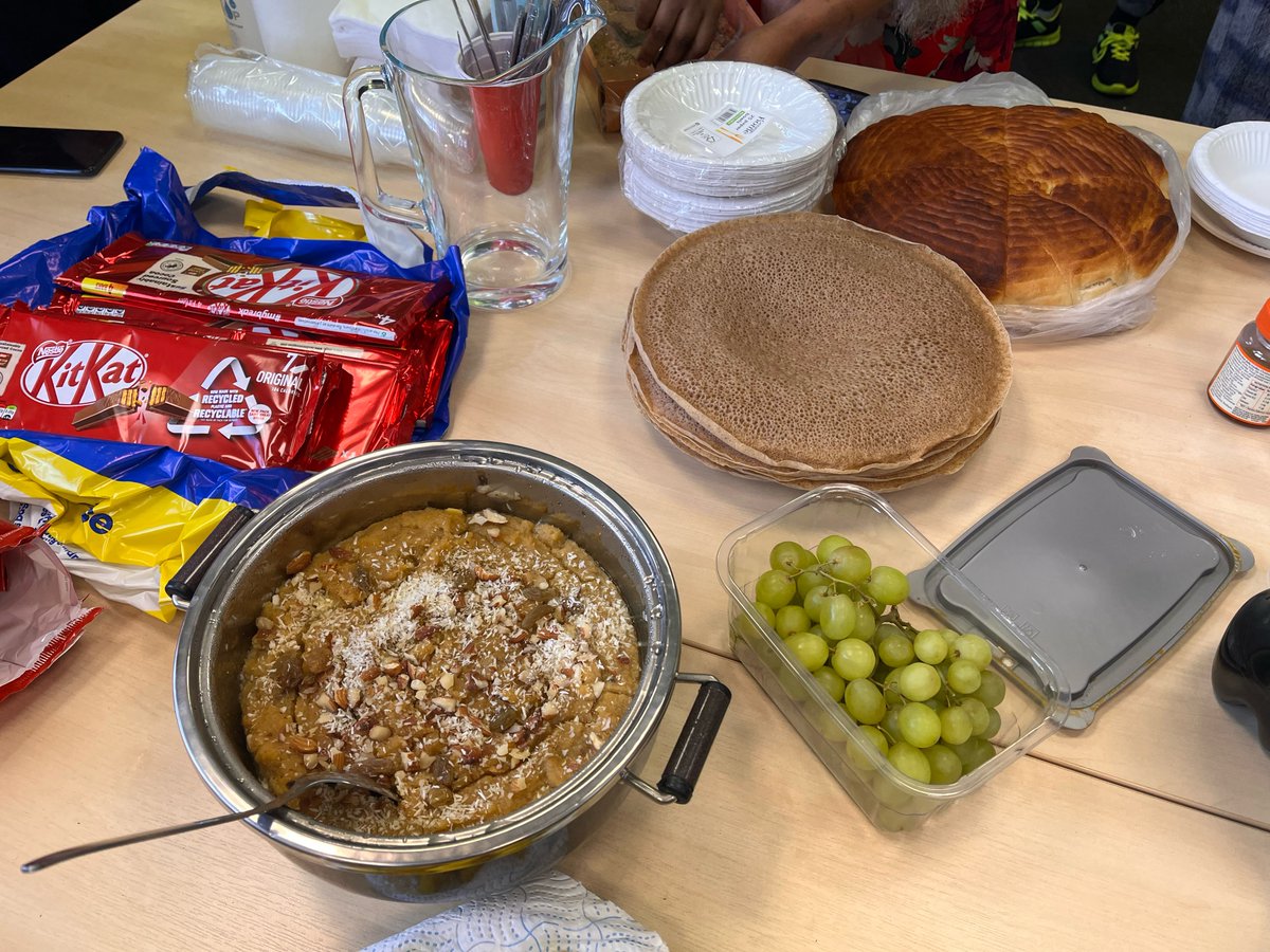 mbrolearn's tweet photo. Today, our tutor Mark's ESOL group had their last classroom session and brought in lots of fabulous food to share with each other. Look at some of these amazing homemade creations! 🤩

#learning #esol #learnenglish #homemadecooking https://t.co/HhJBtlV0ZC