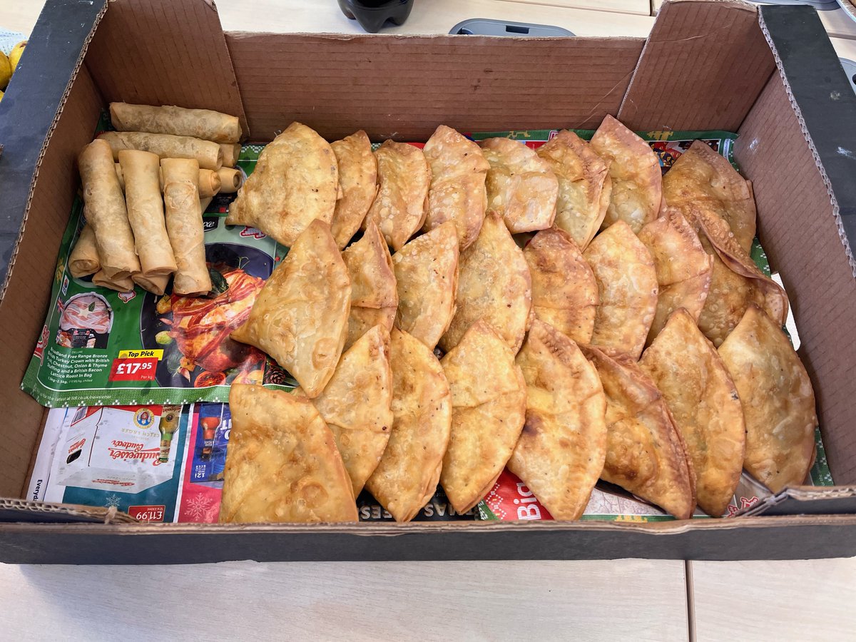 mbrolearn's tweet photo. Today, our tutor Mark's ESOL group had their last classroom session and brought in lots of fabulous food to share with each other. Look at some of these amazing homemade creations! 🤩

#learning #esol #learnenglish #homemadecooking https://t.co/HhJBtlV0ZC