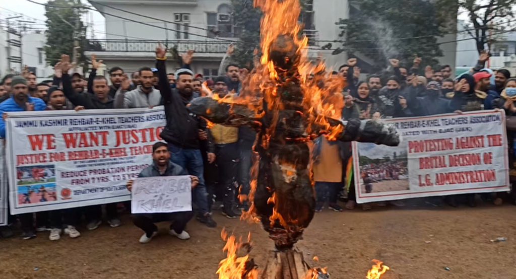 DheerajSalaria2's tweet photo. How unfortunate is it that the govt is depriving Rehbar-e-khel physical teacher to celebrate special occasions with families. Today was the "Lohri" and even today REKs was on roads, striving &amp; pleading for justice. Even animals get better treatment then REKs in J&amp;k. https://t.co/W4dlpoDY0G