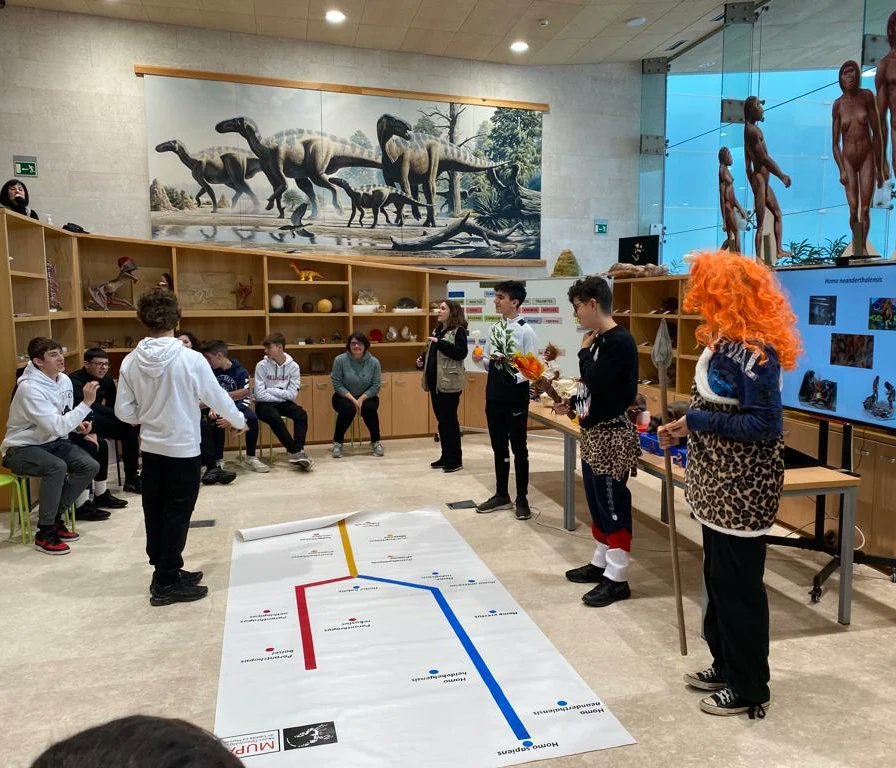 IESZobel's tweet photo. El Departamento de Biología y Geología organizó una visita al  Museo Paleontológico de Castilla-La Mancha. Los alumnos de 4 de ESO disfrutaron en grande de un taller sobre la evolución humana y pudieron poner en práctica sus conocimientos de  Geología. Gracias @MuPaclm https://t.co/dbxlgOgvW8