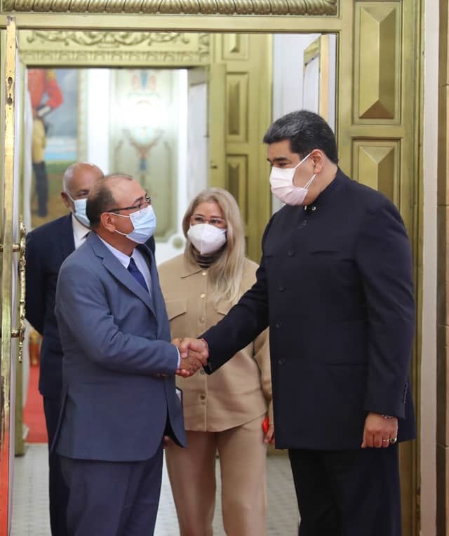 andavid_gn's tweet photo. Hoy 13 de enero se cumple 1 año de la reunión de trabajo entre el gobernador Sergio Garrido y Nicolás Maduro en Miraflores. Y todos los barineses aún nos preguntamos. ¿Dónde están los logros positivos de esa inmediata alianza en beneficio de la tan golpeada colectividad barinesa? https://t.co/c2asfEaP6T