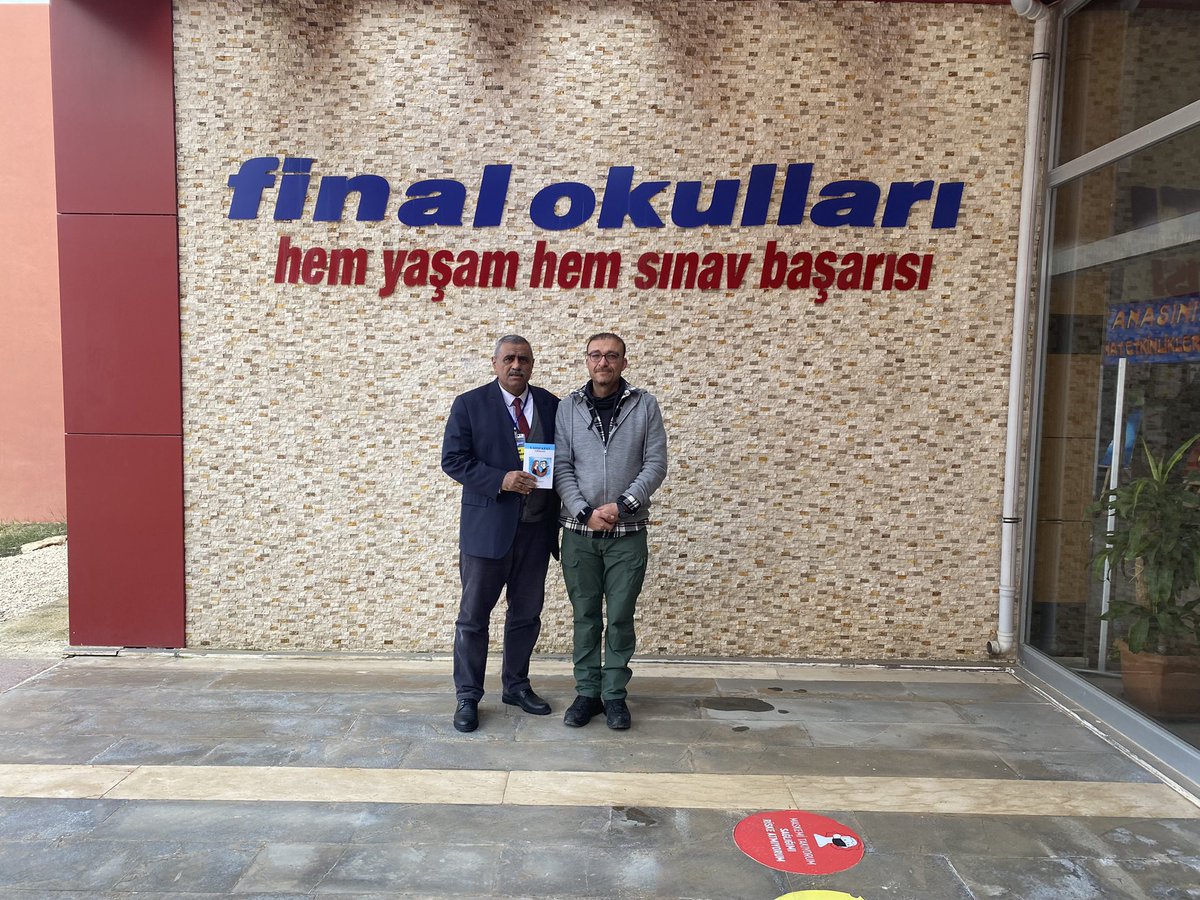 esref_saruhan's tweet photo. Şenyurt (Oxford) lisesinden öğrencim olan eğitimci yazar M.Ali BAŞKURT ,bizi ziyaret ederek yeni çıkan kitabını bize hediye etti.İyi ki varsınız gençler https://t.co/gyJhLx6yj4
