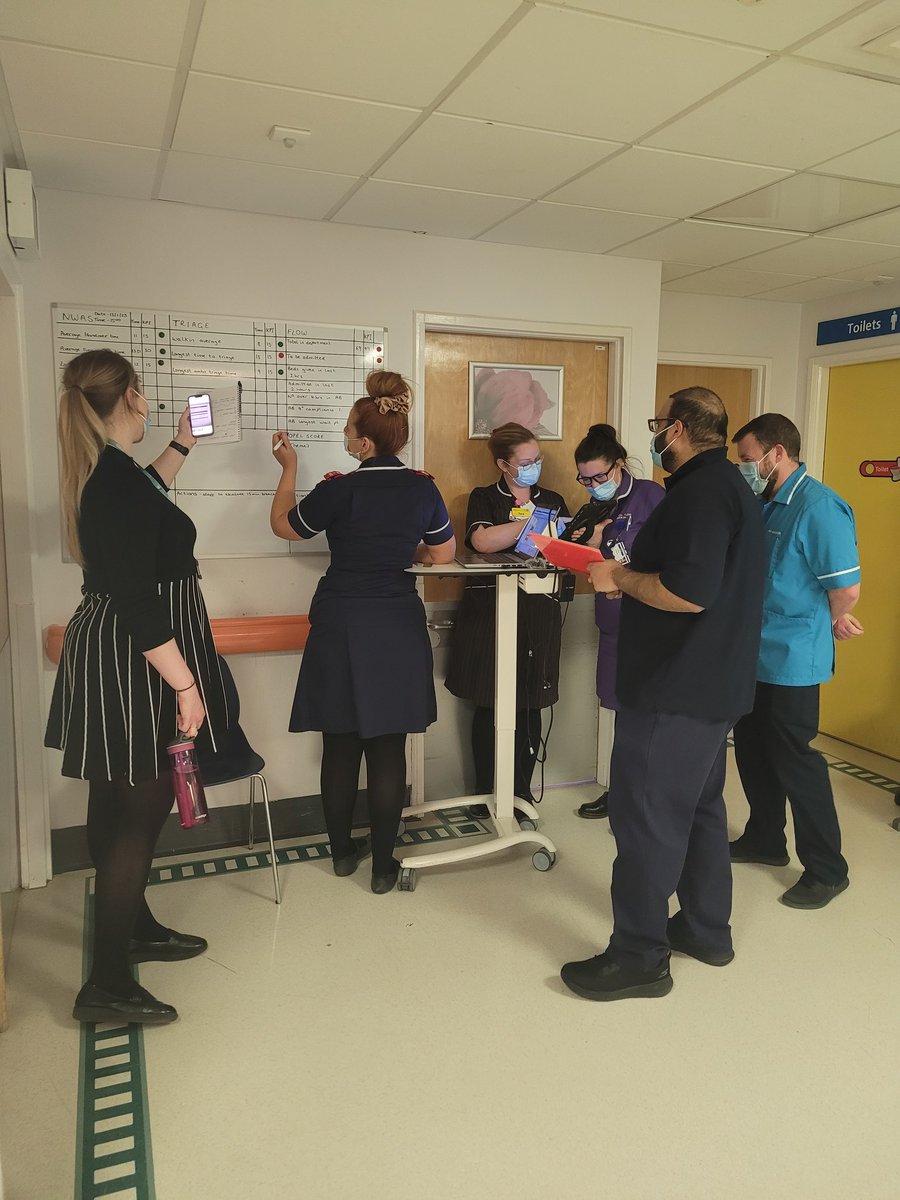 ED developing their 2 hourly huddles to reduce ambulance handover times with small PDSA'S being commenced throughout the day 😊 #teamwork @LauraLowther6 @natalie_brockie @Nat_Rixon @BTHQIHub @SamGues91719986 @amelie_totty84 @Charlot49760636 @BlackpoolHospED @BlackpoolHosp