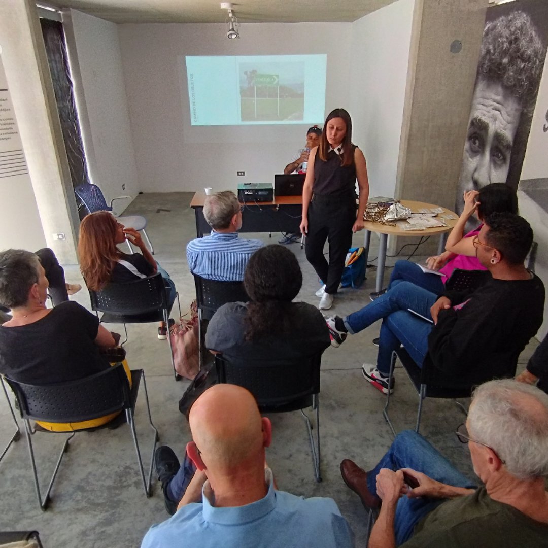 (1/4)
Ayer, jueves #12enero, en #ElArchivo sostuvimos un encuentro privado en nuestros espacios con expertos en #fotografia de varias generaciones para dialogar en torno a la obra de Ronald Pizzoferrato <a href="/malandrophotos/">Malandrophotos</a>