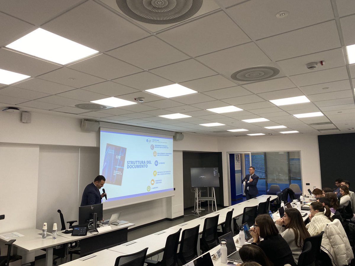 RobMirandola's tweet photo. Al @MPublitalia durante la settimana abbiamo ospitato @MantiniAlex che con luca maroncini ha illustrato il bilancio di sostenibilità del @Mediasetitalia confrontandosi con gli studenti del 35^ corso sulle tematiche ambientali, sociali e di governance https://t.co/RWobXFlDMq