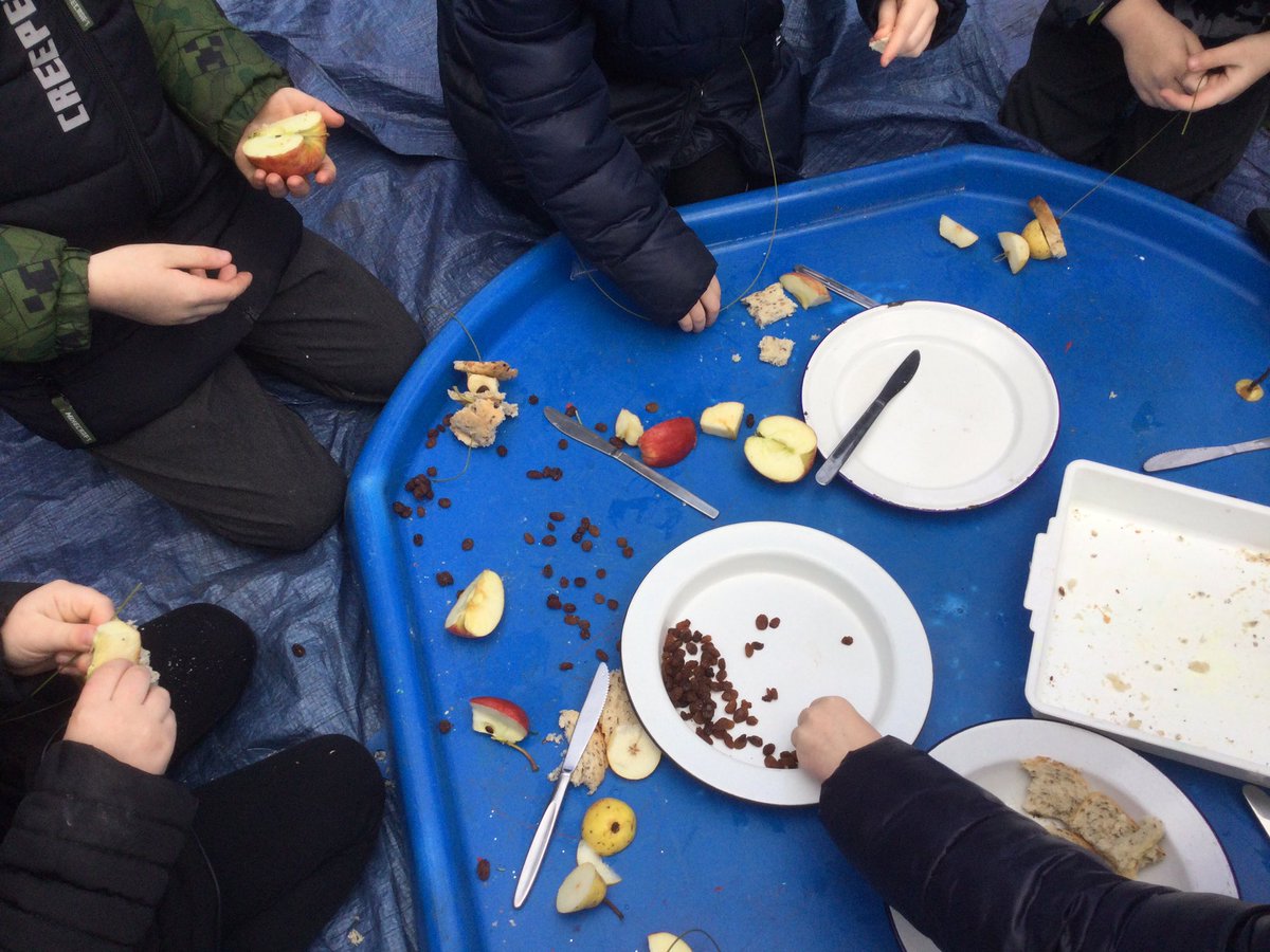 HTAClassSmith's tweet photo. Year 1/2 M went on a winter walk. We saw how all the berries had been eaten from the hedgerow. We made some bird feeders and put them in the hedge for the birds.#HTAforestschool https://t.co/qF5i95KBzO