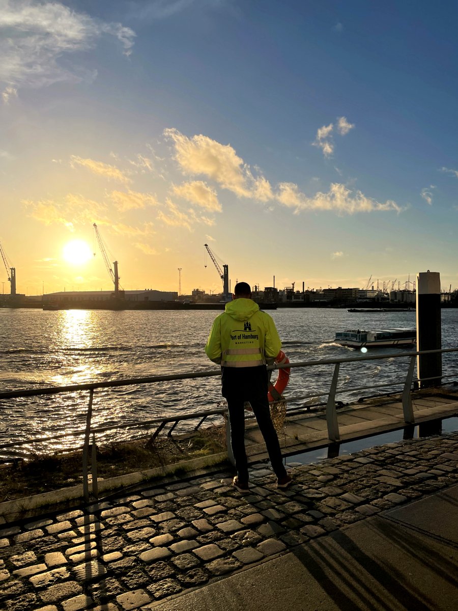 PortofHamburg's tweet photo. Wir haben immer ein Auge auf den Hafen - am liebsten mit einem Sonnenuntergang wie diesem. ⚓ Ein schönes Wochenende, bis nächste Woche!
📷 HHM /Hirsch
#portofhamburg #hafenhamburg #hamburg #port #portview #hafenliebe https://t.co/b5e9RLCYs8