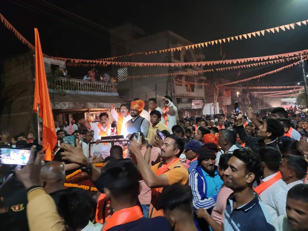 kolhe_amol's tweet photo. बेळगावच्या कडोली येथे स्वराज्य संकल्प मेळाव्यानिमित्त गेलो असता उपस्थित शिव-शंभू भक्तांनी मोठ्या जल्लोषात व प्रेमाने केलेल्या स्वागताने भारावून गेलो!
#SwarajySankalpYatra #Belgaon #Kadoli #ShiwajiMaharaj #JaiShivray #बेळगाव #महाराष्ट्र #मराठी #Maharashtra #Marathi https://t.co/3f768hITYO