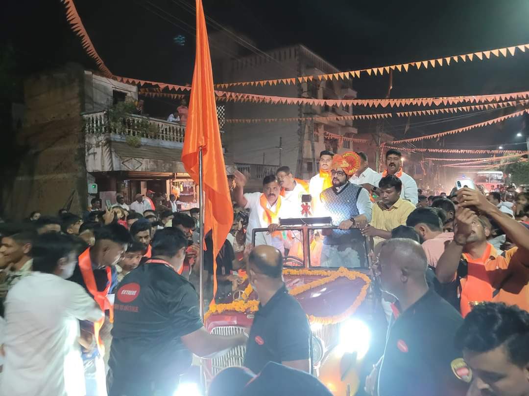 kolhe_amol's tweet photo. बेळगावच्या कडोली येथे स्वराज्य संकल्प मेळाव्यानिमित्त गेलो असता उपस्थित शिव-शंभू भक्तांनी मोठ्या जल्लोषात व प्रेमाने केलेल्या स्वागताने भारावून गेलो!
#SwarajySankalpYatra #Belgaon #Kadoli #ShiwajiMaharaj #JaiShivray #बेळगाव #महाराष्ट्र #मराठी #Maharashtra #Marathi https://t.co/3f768hITYO