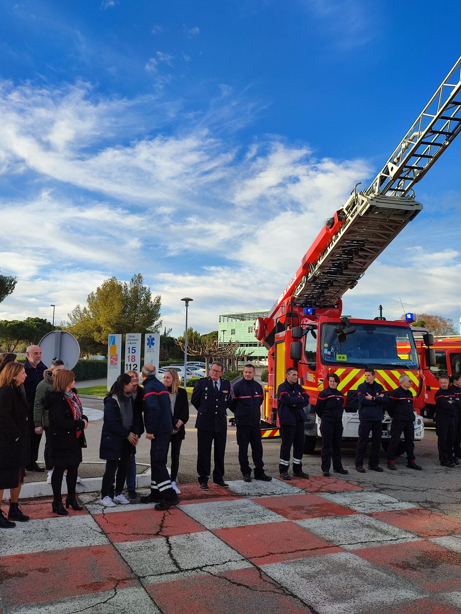 sdis84's tweet photo. #pompiers84 et personnels administratifs/techniques réunis pour une haie d'honneur à l'occasion du dernier jour d'activité du Lieutenant-colonel Michel Santamaria en tant que chef de compagnie Confluence &amp; chef de centre d'Avignon https://t.co/YbpbTV9ua4