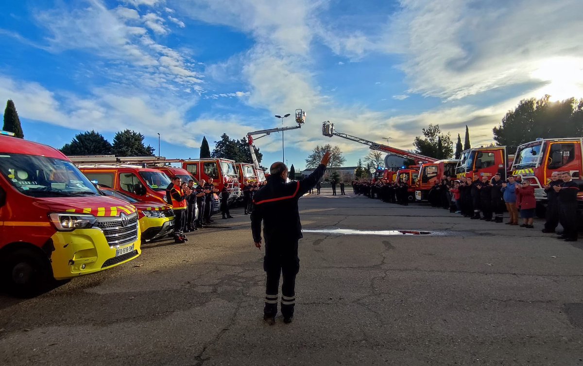sdis84's tweet photo. #pompiers84 et personnels administratifs/techniques réunis pour une haie d'honneur à l'occasion du dernier jour d'activité du Lieutenant-colonel Michel Santamaria en tant que chef de compagnie Confluence &amp; chef de centre d'Avignon https://t.co/YbpbTV9ua4