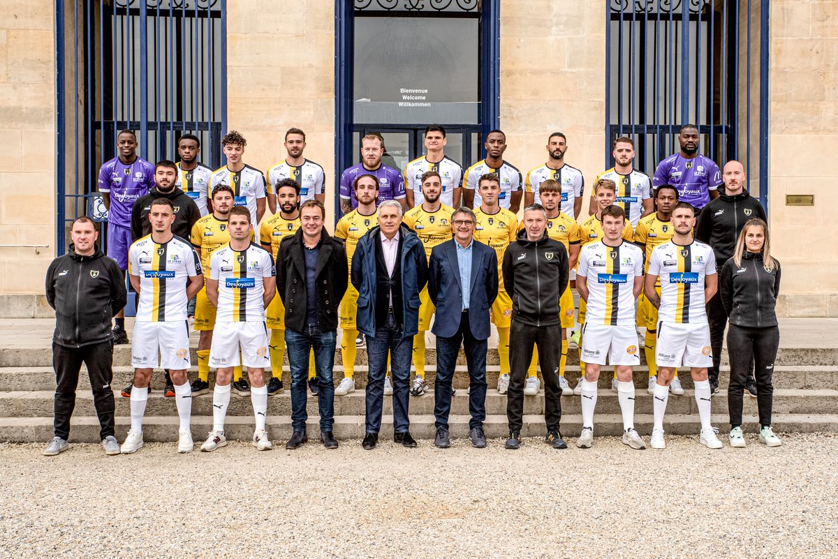 CaenAsptt's tweet photo. 📸 C’est dans le froid glacial de Décembre que nos Seniors A se sont prêté à la traditionnelle photo sur le parvis de la Mairie de la @CaenOfficiel 

👕 L’occasion pour nos #Postiers d’arborer fièrement leurs nouvelles tuniques. 

📸 Au coin du Fox 

#GoPTT 💛🖤 https://t.co/I2GZZxGmRK