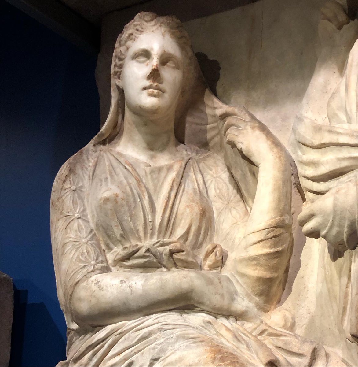 You know you think about fashion too much when you see similarities between the sleeves on an outfit you admired on the Countess of Wessex several years ago, and a Greek statue at the @RM_Oudheden. #fashionfriday #arthistory #frockingfabulous