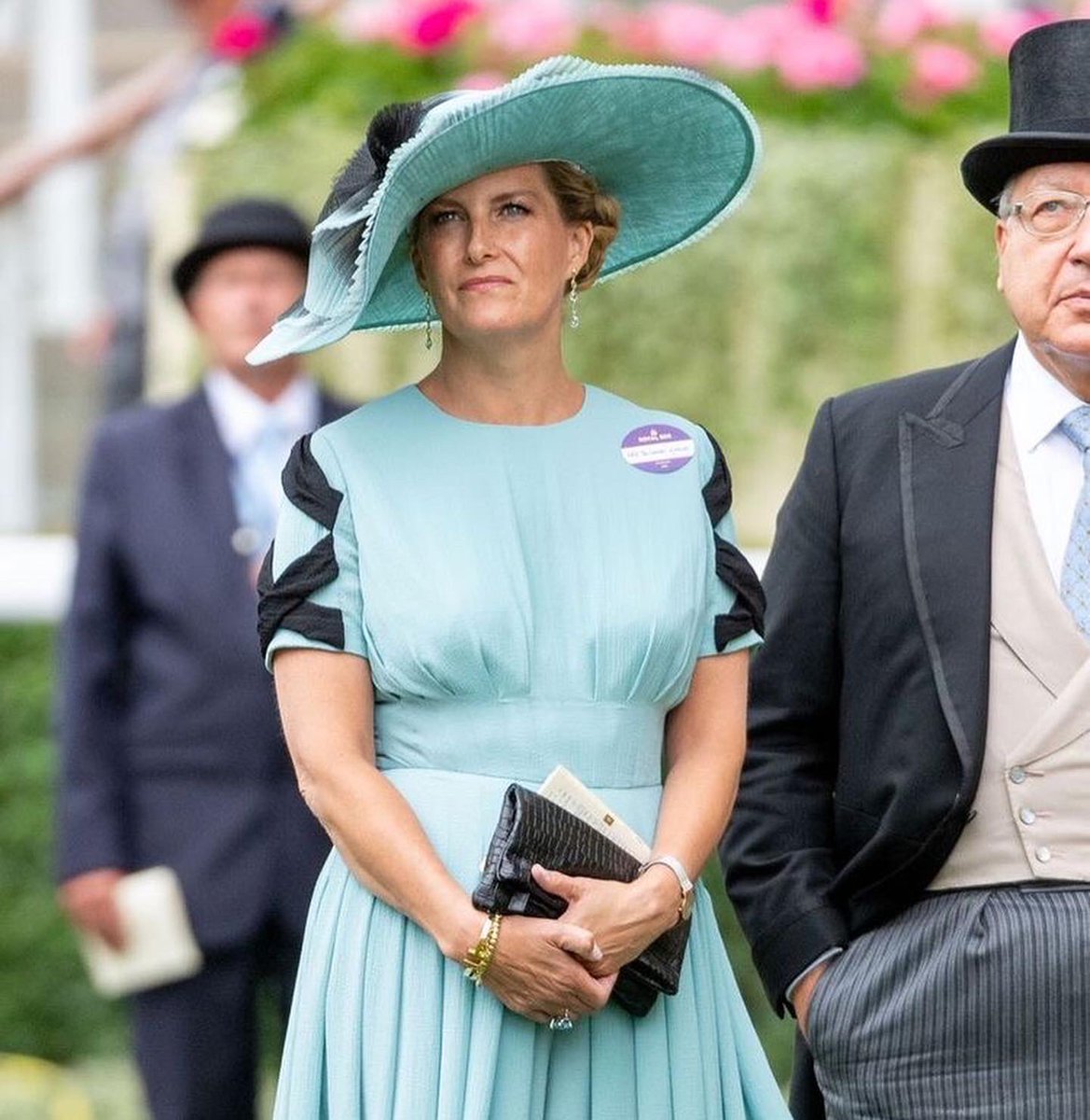 PastMattersPod's tweet image. You know you think about fashion too much when you see similarities between the sleeves on an outfit you admired on the Countess of Wessex several years ago, and a Greek statue at the @RM_Oudheden. #fashionfriday #arthistory #frockingfabulous