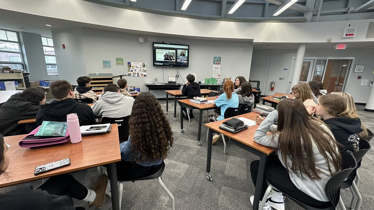 edtechMS's tweet image. 8th gr Ss meet w/computer scientist to learn about careers in the field and then right their own code w/Ozoblockly #ozobots #codingandrobotics #thompsonmspride