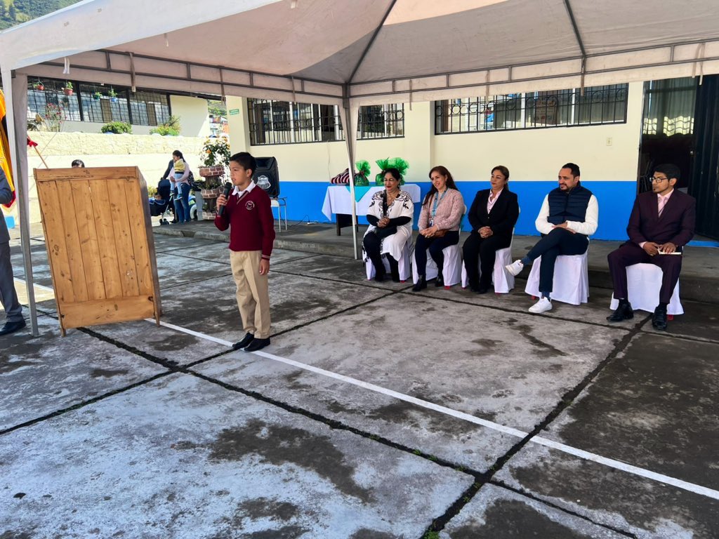 EducacionZ5_Ec's tweet photo. [CHIMBO] ¡El trabajo por nuestros niños, niñas y jóvenes no para!

@andreschiri, viceministro de @Educacion_Ec, recorrió y realizó la entrega de mantenimiento de infraestructura de la Escuela de Educación Básica Alejandro Sergio Bermeo.
#EncontrémonosPorLaEducación https://t.co/17rwQ0ebMd