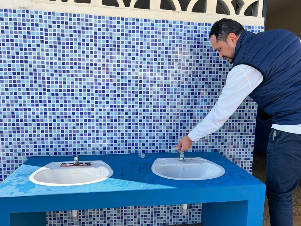 EducacionZ5_Ec's tweet photo. [CHIMBO] ¡El trabajo por nuestros niños, niñas y jóvenes no para!

@andreschiri, viceministro de @Educacion_Ec, recorrió y realizó la entrega de mantenimiento de infraestructura de la Escuela de Educación Básica Alejandro Sergio Bermeo.
#EncontrémonosPorLaEducación https://t.co/17rwQ0ebMd