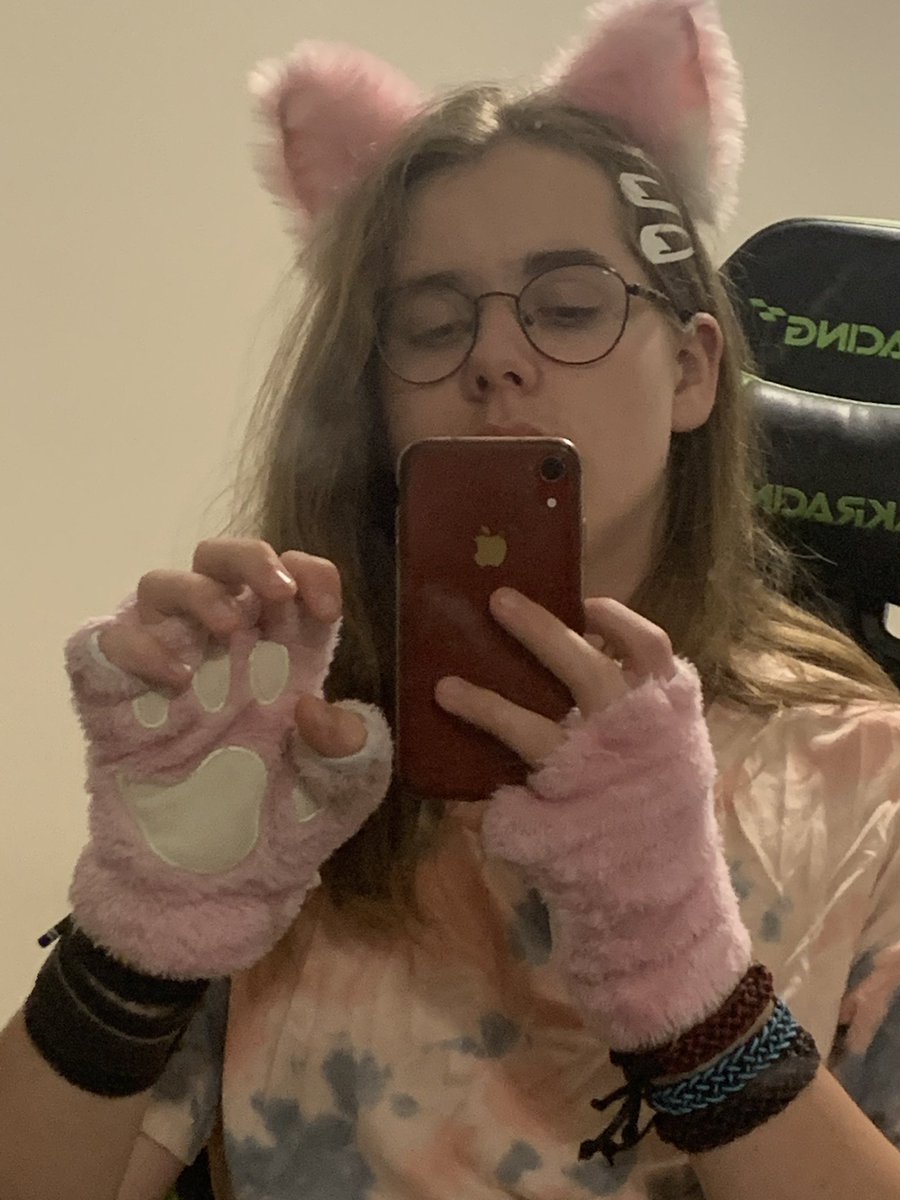 cinq_o's tweet photo. wish the phone covered more of my face so i didnt have to look at it but i wanted to post and also i am cat (proof: meow) https://t.co/lW8dqMB2Tg